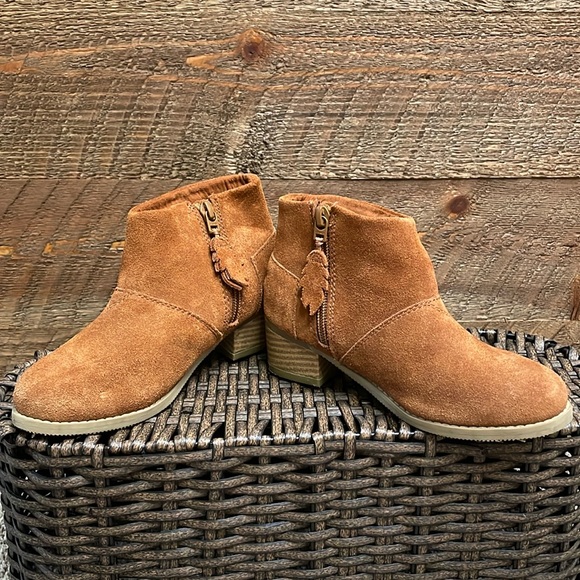 Toms Girls’ Youth Leila Cognac Suede Side Zip Block Heel Boots Size 12.5 - Picture 2 of 12
